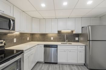 Microwave in Lenox Club Apartments in National Landing Arlington VA 22201